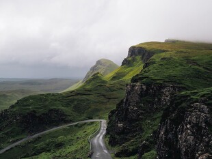 山间蜿蜒公路