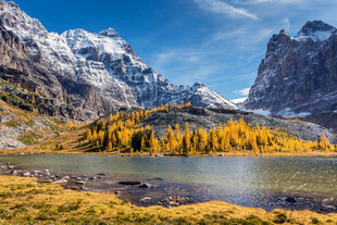秋日山间湖泊壮丽美景