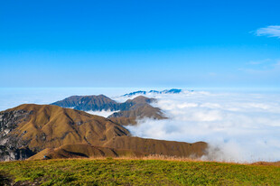 高山云海壮丽自然景观