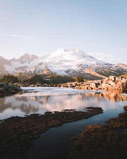 雪山湖泊静谧自然美景
