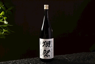 日本清酒瓶身素雅显韵味
