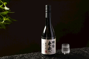 日式清酒与小杯置于石台