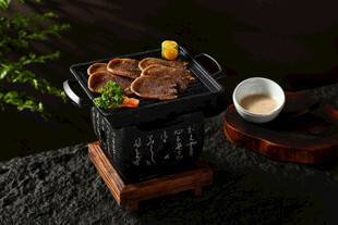 日式烤肉锅具与美食展示
