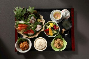 丰盛日式餐食拼盘