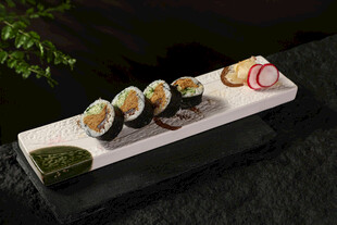 精致寿司拼盘展示