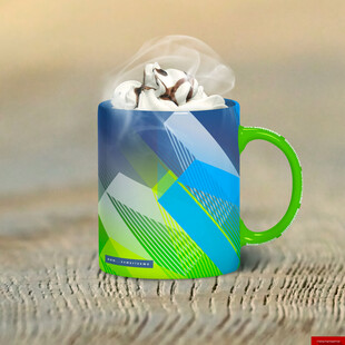 多彩马克杯装着棉花糖