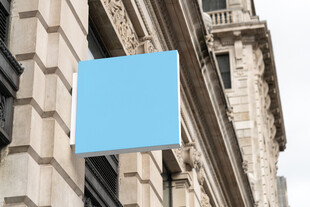 建筑外墙上的蓝色空白标牌