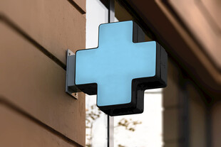 墙上蓝色发光十字标志