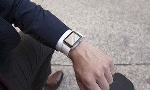 男士手腕佩戴时尚手表