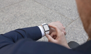 男士调整手腕上的手表