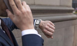 商务人士查看手腕智能手表