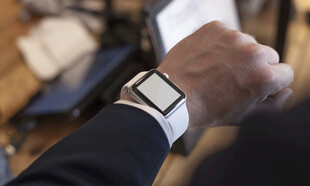 手腕上的时尚智能手表