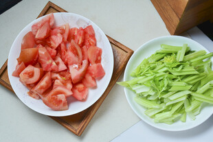 新鲜肉片与翠绿蔬菜