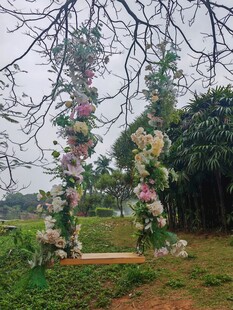 户外鲜花装饰的浪漫拱门