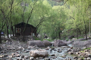 山林溪边的古朴小屋