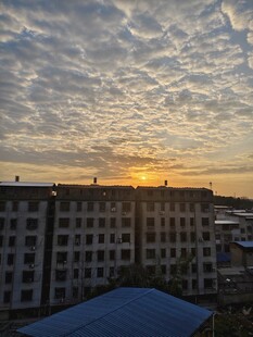 夕阳下的城市建筑群