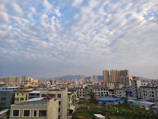 城市天际线与蓝天白云景观