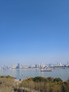 城市江畔风光远眺