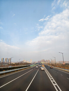 宽阔公路延伸向远方