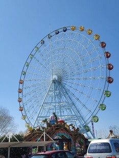 游乐园里的彩色摩天轮