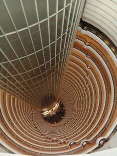 俯瞰旋转木质楼梯