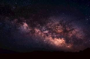 璀璨星空下的壮丽宇宙景观