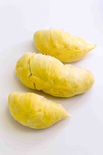 三颗美味的剥开榴莲果肉