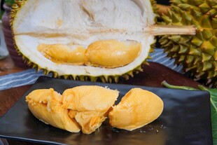 新鲜剥开的美味榴莲果肉