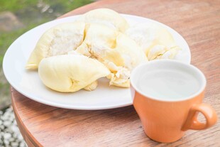 桌上的榴莲与热饮