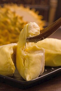 勺子挖取美味新鲜榴莲