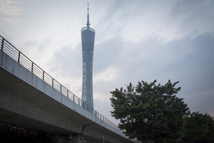 桥上视角的广州塔景观