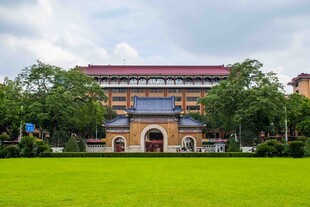 古典建筑前的葱郁绿地