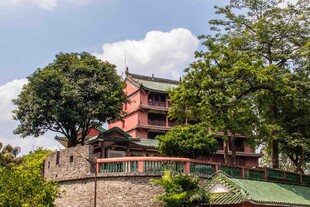 古雅中式建筑隐于绿树间