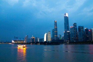 城市河畔夜景璀璨风光