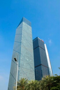 现代摩天大楼与蓝天绿植