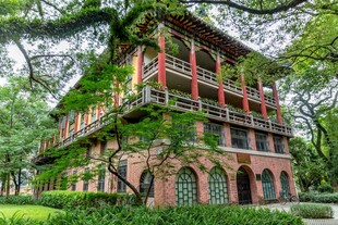绿植环绕的复古两层建筑