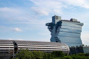 现代高楼与周边建筑景观