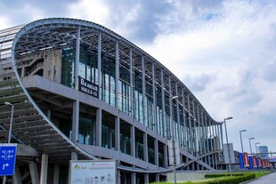 现代弧形外观的大型建筑