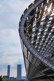 现代弧形建筑与城市天际线