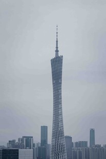 广州塔高耸于城市天际线