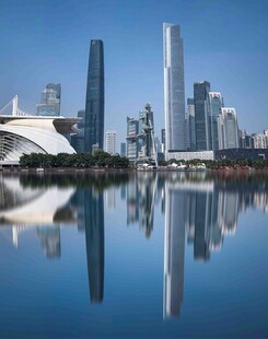 现代都市天际线与湖景倒影