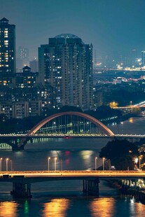 城市夜景中的璀璨桥梁