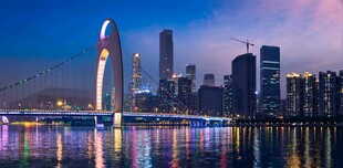 城市璀璨夜景与摩天大楼