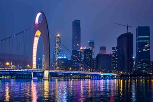城市夜景中的璀璨桥梁