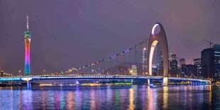 城市璀璨夜景与地标建筑