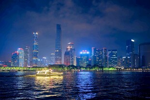 城市河畔璀璨夜景