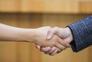 两人握手展现合作瞬间