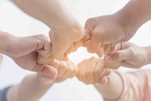 众人携手凝聚团结力量