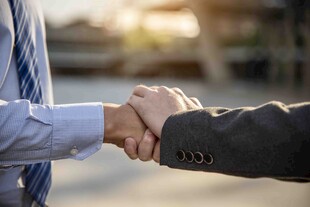 商务人士握手达成合作