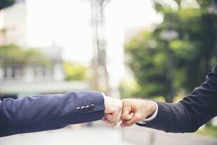 商务人士碰拳展现合作精神